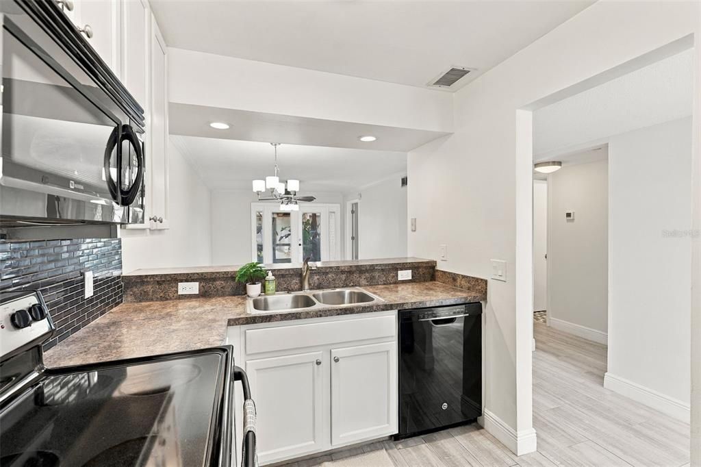 For Sale: $294,900 (2 beds, 2 baths, 890 Square Feet)