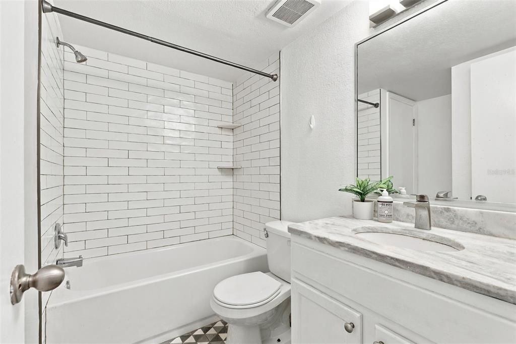 For Sale: $294,900 (2 beds, 2 baths, 890 Square Feet)