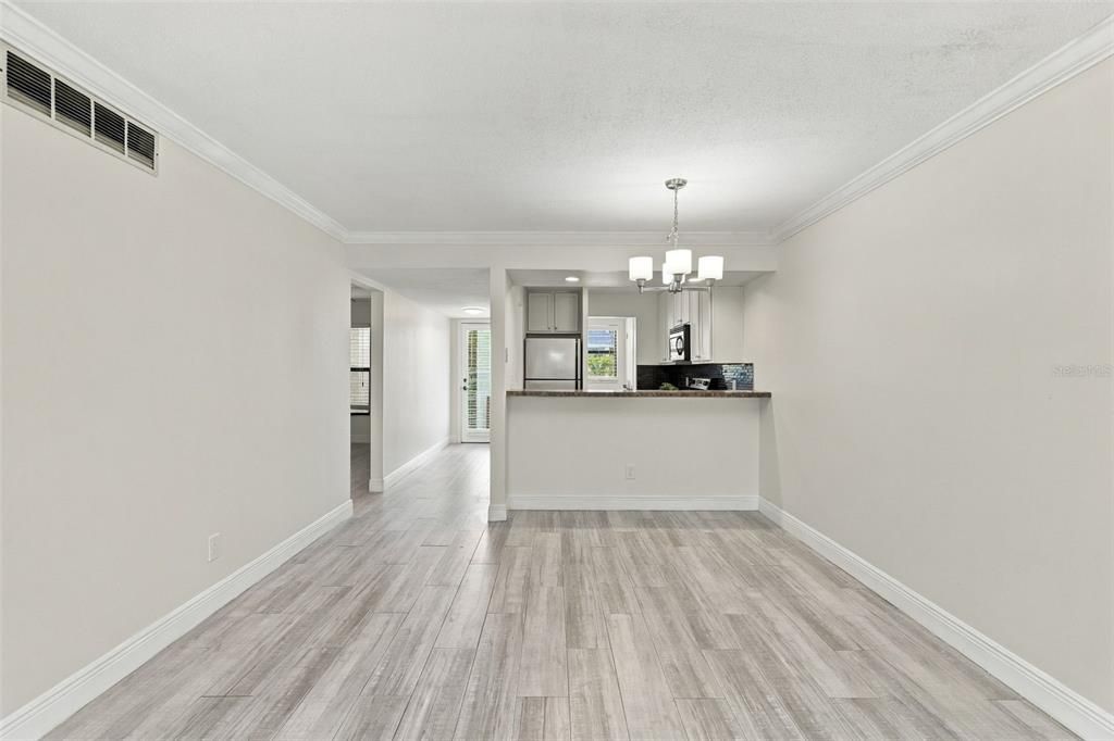 For Sale: $294,900 (2 beds, 2 baths, 890 Square Feet)