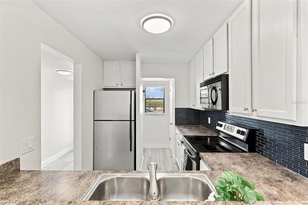 For Sale: $294,900 (2 beds, 2 baths, 890 Square Feet)