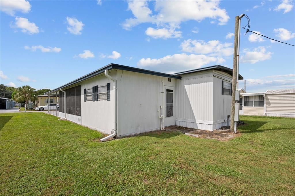 For Sale: $124,900 (2 beds, 1 baths, 944 Square Feet)