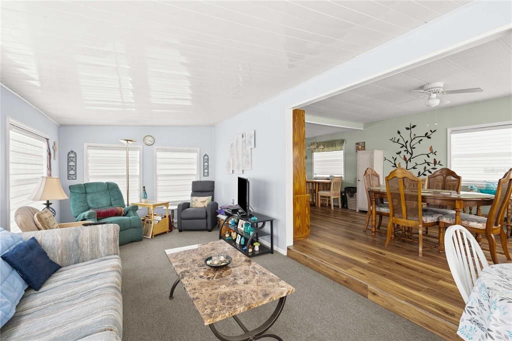 For Sale: $124,900 (2 beds, 1 baths, 944 Square Feet)