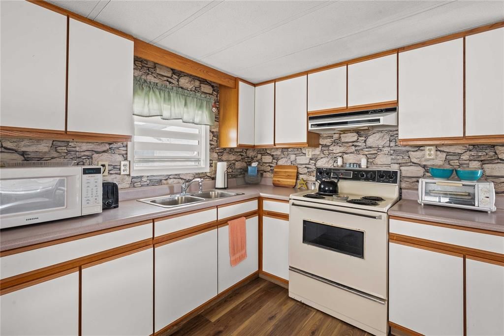 For Sale: $124,900 (2 beds, 1 baths, 944 Square Feet)