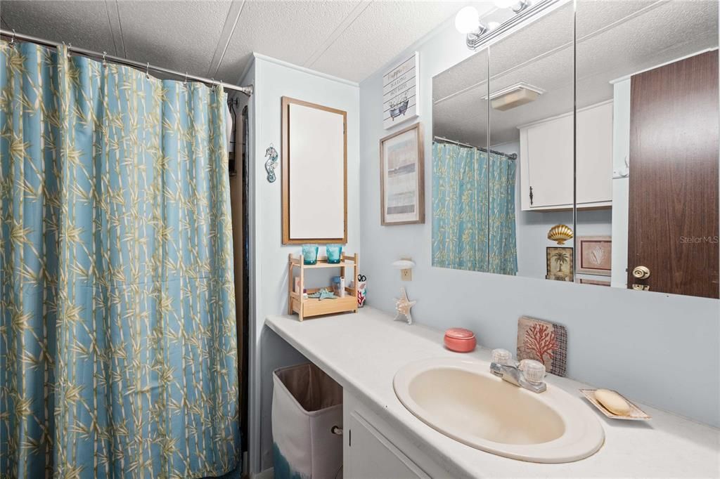 For Sale: $124,900 (2 beds, 1 baths, 944 Square Feet)