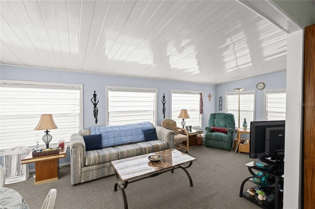 For Sale: $124,900 (2 beds, 1 baths, 944 Square Feet)