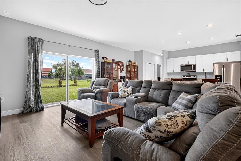 En Venta: $289,900 (4 camas, 2 baños, 1592 Pies cuadrados)