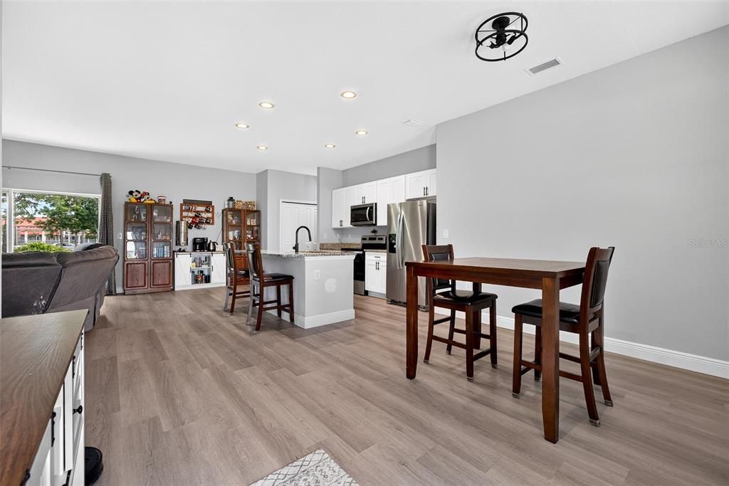 En Venta: $289,900 (4 camas, 2 baños, 1592 Pies cuadrados)