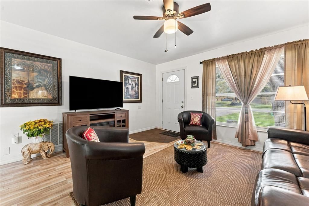 For Sale: $205,000 (2 beds, 2 baths, 750 Square Feet)