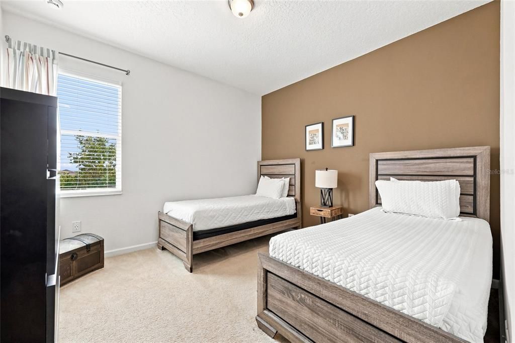 For Sale: $950,000 (9 beds, 9 baths, 4095 Square Feet)