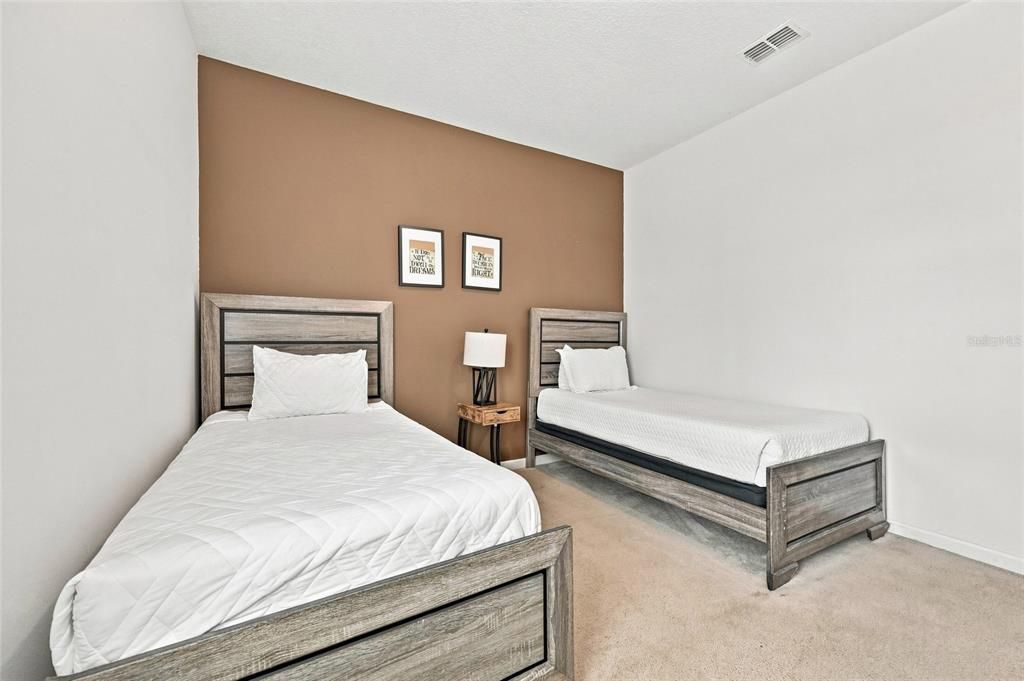 For Sale: $950,000 (9 beds, 9 baths, 4095 Square Feet)