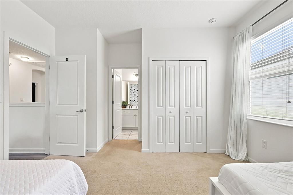 For Sale: $950,000 (9 beds, 9 baths, 4095 Square Feet)