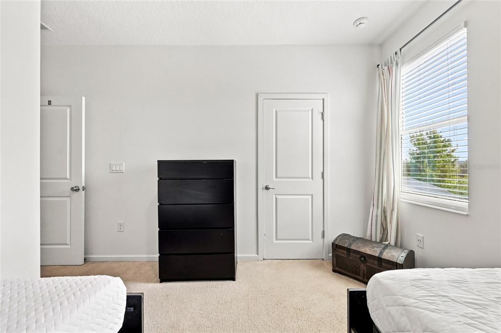 For Sale: $950,000 (9 beds, 9 baths, 4095 Square Feet)