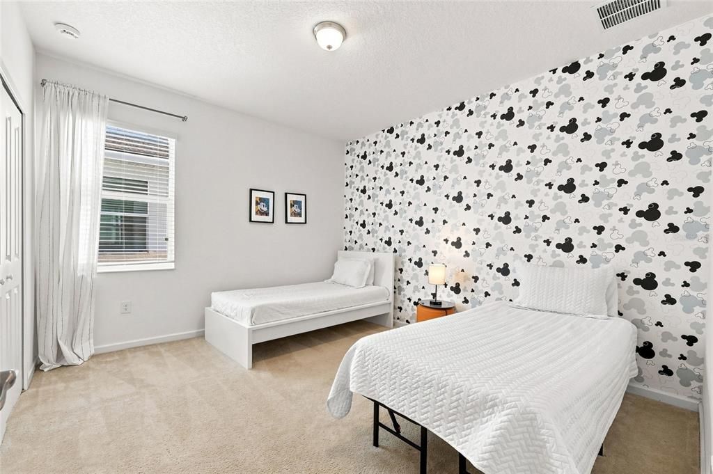 For Sale: $950,000 (9 beds, 9 baths, 4095 Square Feet)