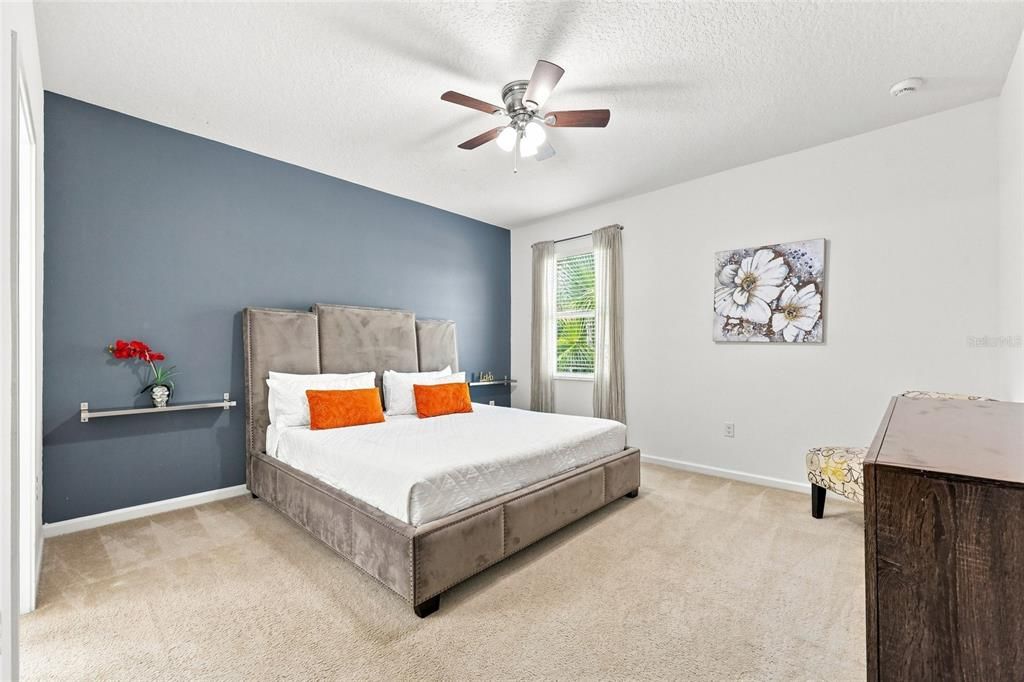 For Sale: $950,000 (9 beds, 9 baths, 4095 Square Feet)