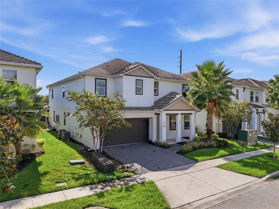 For Sale: $950,000 (9 beds, 9 baths, 4095 Square Feet)