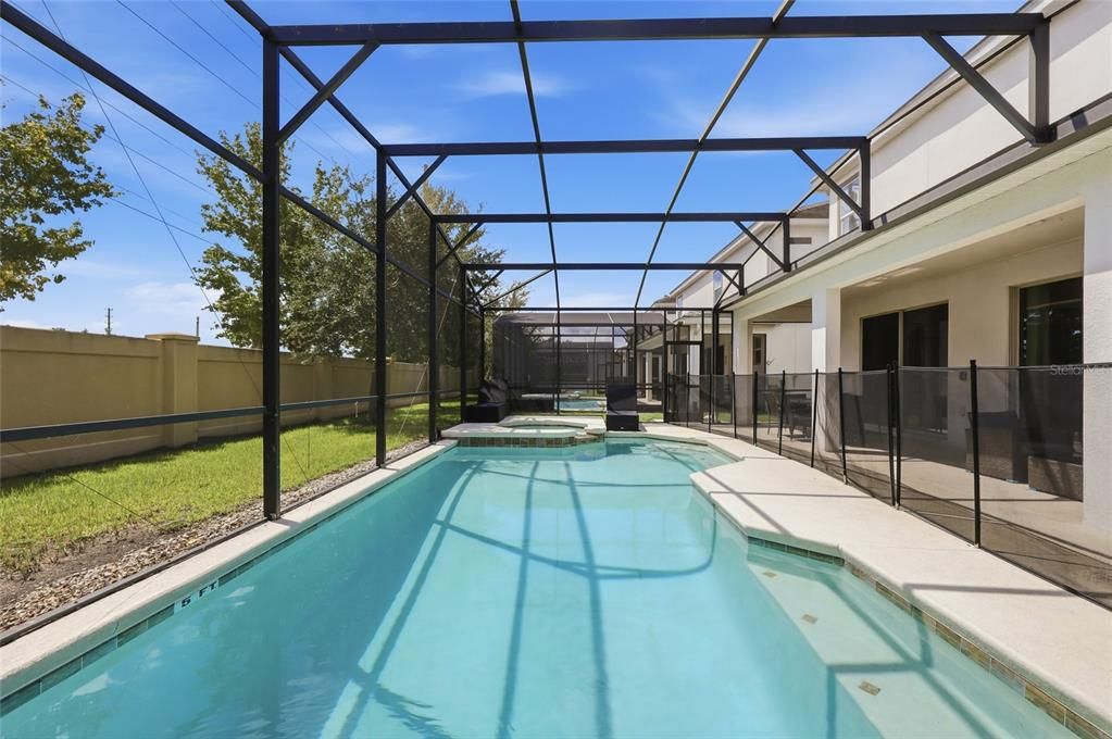 For Sale: $950,000 (9 beds, 9 baths, 4095 Square Feet)