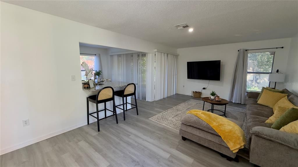 For Rent: $1,700 (2 beds, 1 baths, 919 Square Feet)
