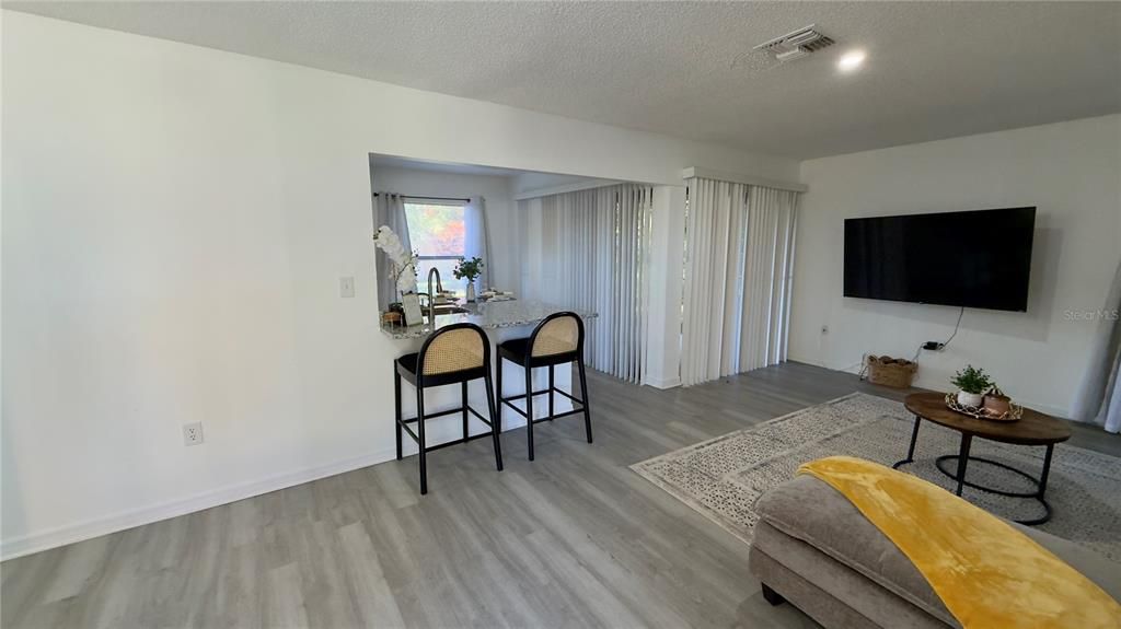 For Rent: $1,700 (2 beds, 1 baths, 919 Square Feet)