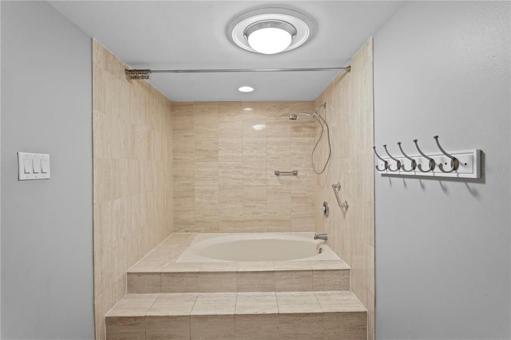 В аренду: $4,500 (2 спален, 2 ванн, 1702 Квадратных фут)