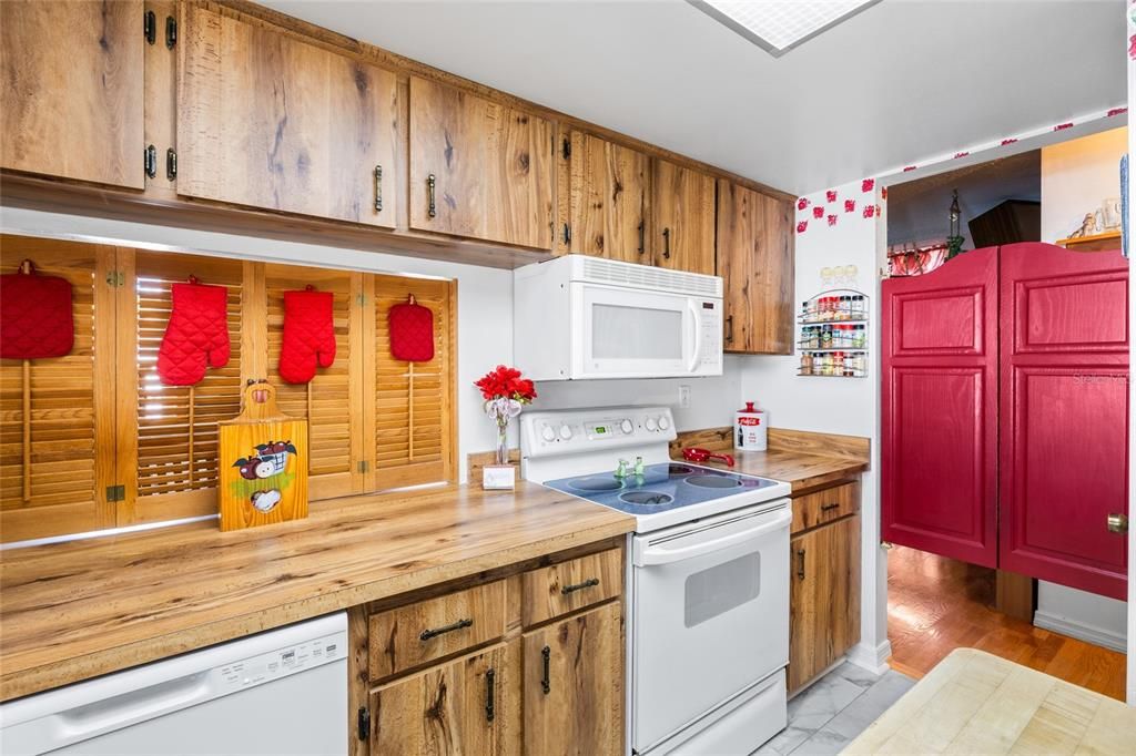 For Sale: $549,999 (3 beds, 2 baths, 2038 Square Feet)
