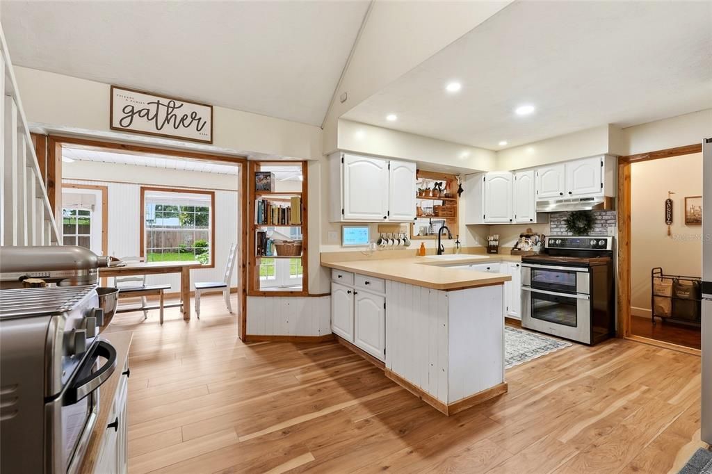 En Venta: $385,000 (5 camas, 3 baños, 2724 Pies cuadrados)