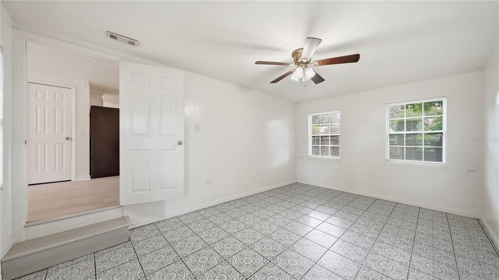 For Sale: $269,990 (3 beds, 1 baths, 1180 Square Feet)