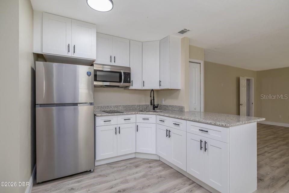For Sale: $399,900 (6 beds, 3 baths, 2642 Square Feet)