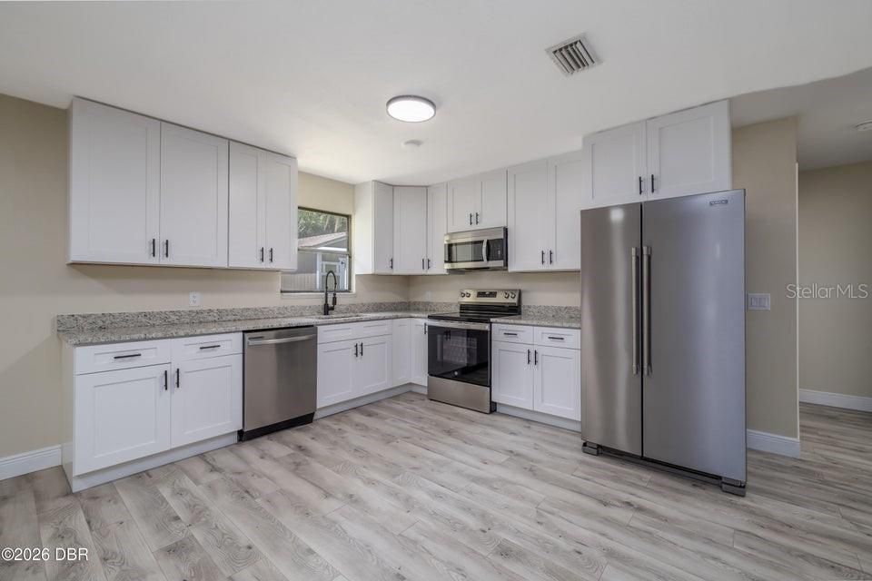 For Sale: $399,900 (6 beds, 3 baths, 2642 Square Feet)