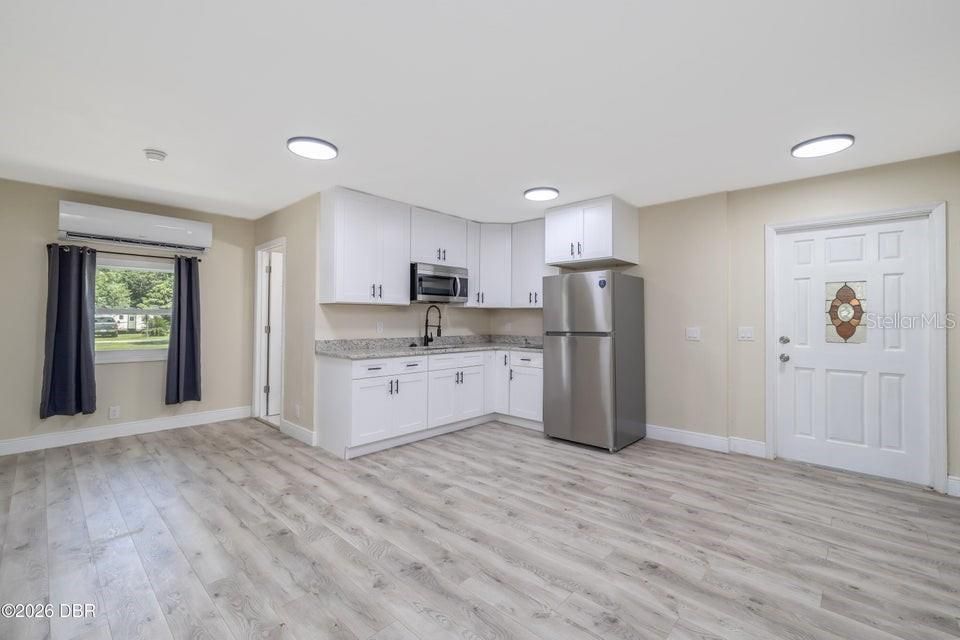 For Sale: $399,900 (6 beds, 3 baths, 2642 Square Feet)