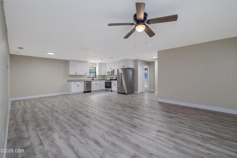 For Sale: $399,900 (6 beds, 3 baths, 2642 Square Feet)
