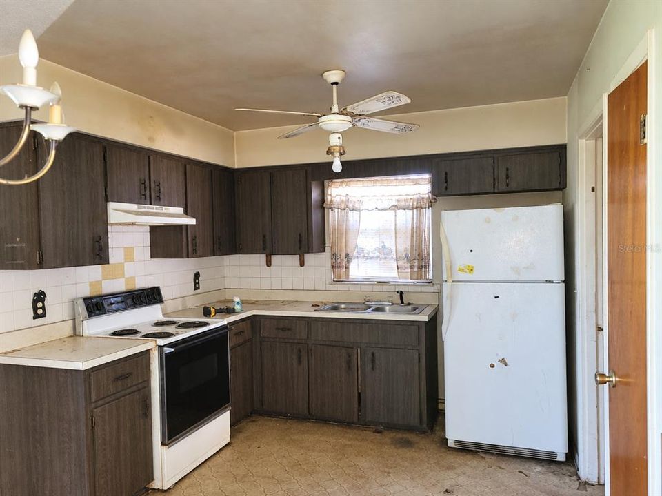Activo con contrato: $185,000 (4 camas, 2 baños, 1574 Pies cuadrados)