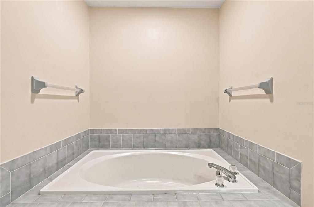 For Sale: $575,000 (4 beds, 2 baths, 1917 Square Feet)