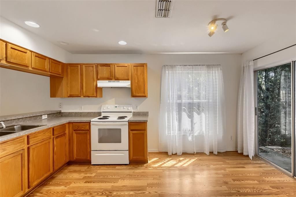 На продажу: $319,990 (3 спален, 2 ванн, 1320 Квадратных фут)