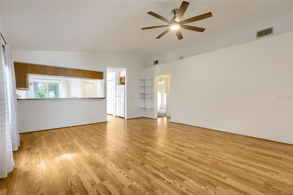 На продажу: $319,990 (3 спален, 2 ванн, 1320 Квадратных фут)