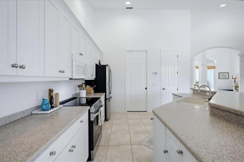 En Venta: $549,000 (3 camas, 2 baños, 2111 Pies cuadrados)