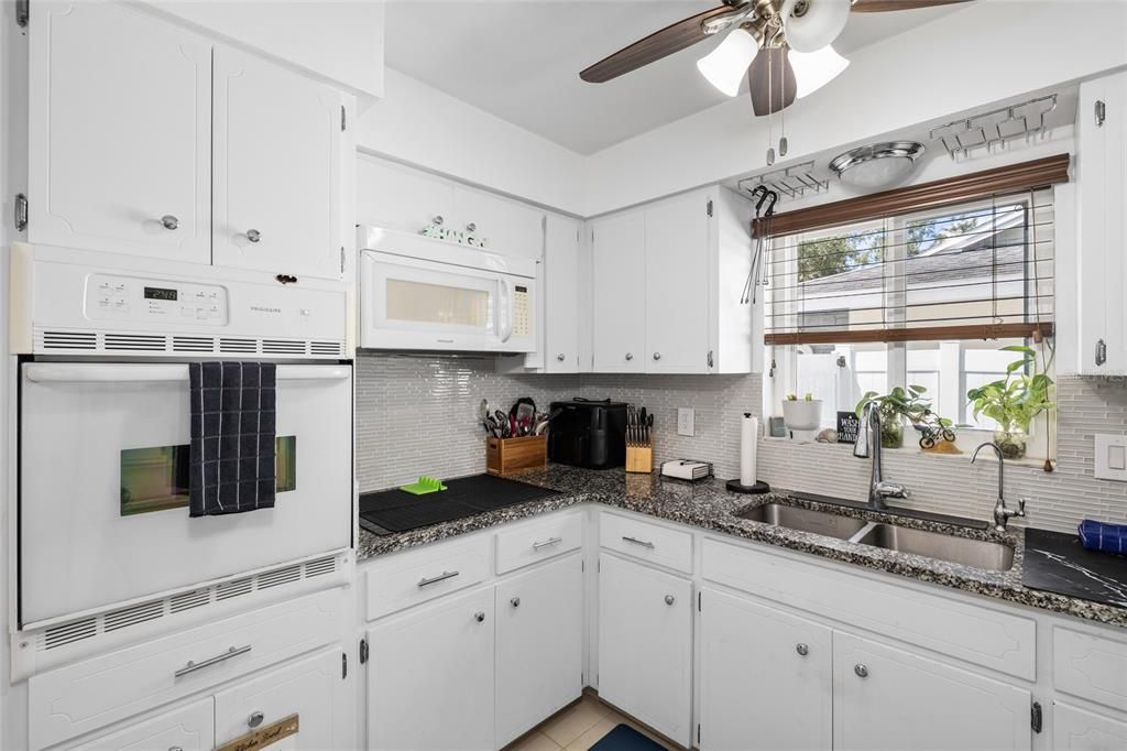 For Sale: $360,000 (2 beds, 1 baths, 1025 Square Feet)