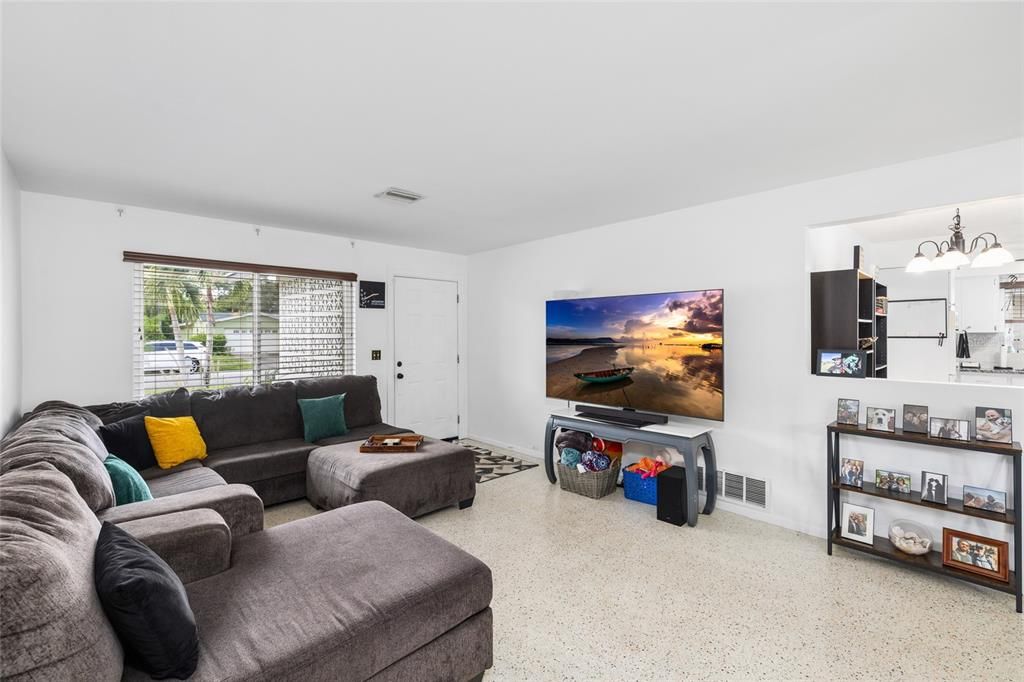 For Sale: $360,000 (2 beds, 1 baths, 1025 Square Feet)