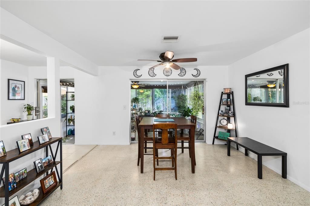For Sale: $360,000 (2 beds, 1 baths, 1025 Square Feet)