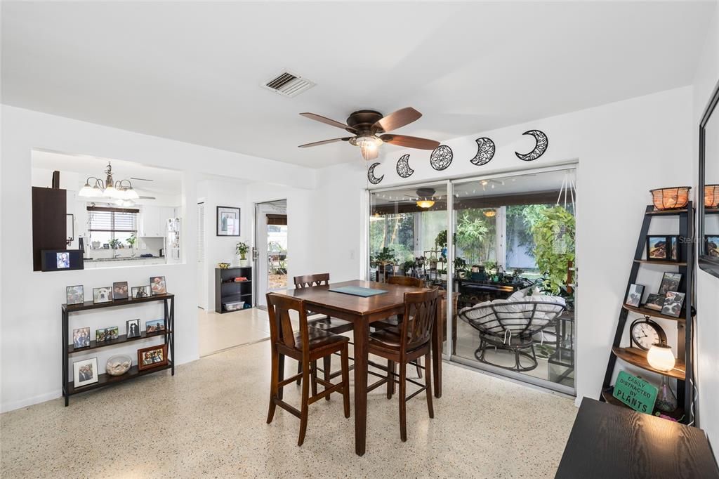 For Sale: $360,000 (2 beds, 1 baths, 1025 Square Feet)