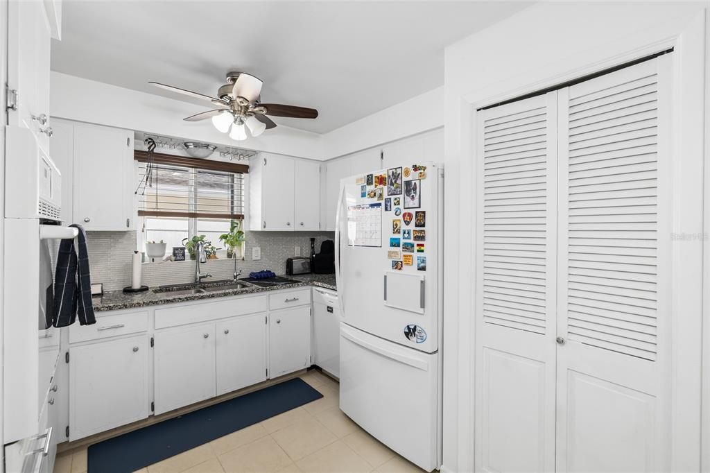 For Sale: $360,000 (2 beds, 1 baths, 1025 Square Feet)