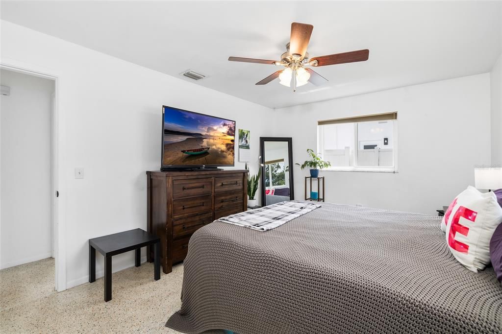 For Sale: $360,000 (2 beds, 1 baths, 1025 Square Feet)