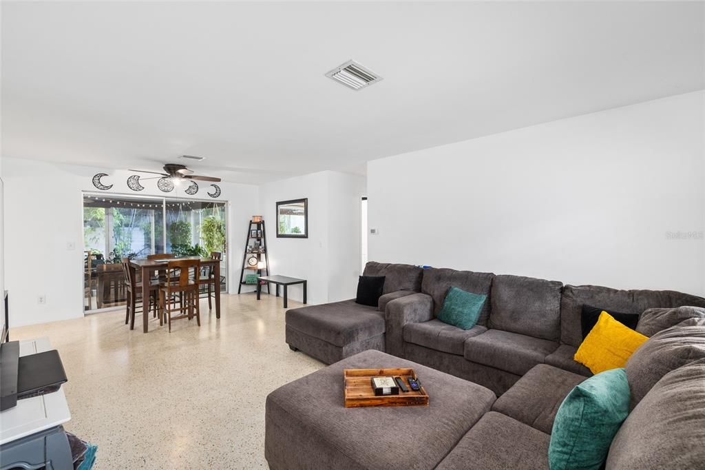 For Sale: $360,000 (2 beds, 1 baths, 1025 Square Feet)