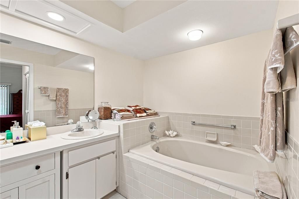 For Sale: $265,000 (2 beds, 2 baths, 1427 Square Feet)