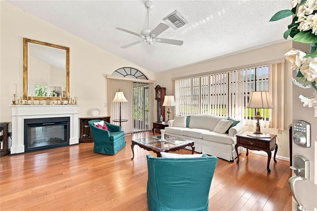 For Sale: $265,000 (2 beds, 2 baths, 1427 Square Feet)