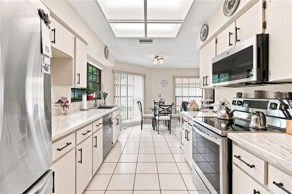 For Sale: $265,000 (2 beds, 2 baths, 1427 Square Feet)