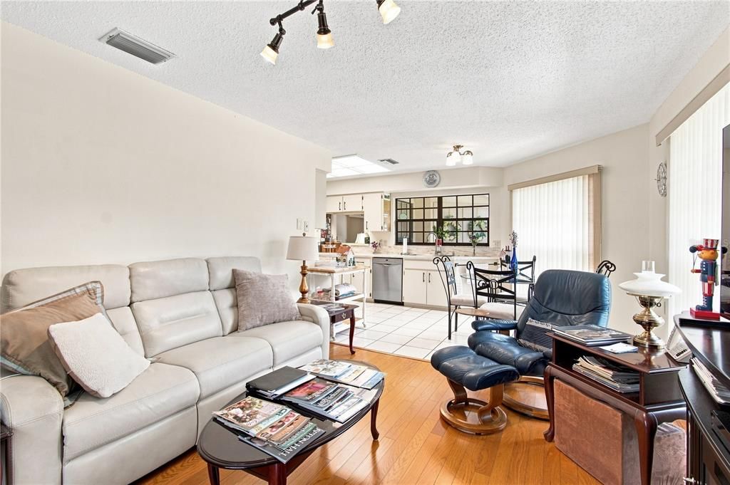 For Sale: $265,000 (2 beds, 2 baths, 1427 Square Feet)