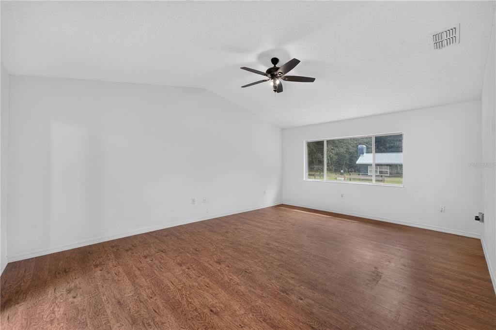 For Sale: $399,900 (3 beds, 2 baths, 1941 Square Feet)