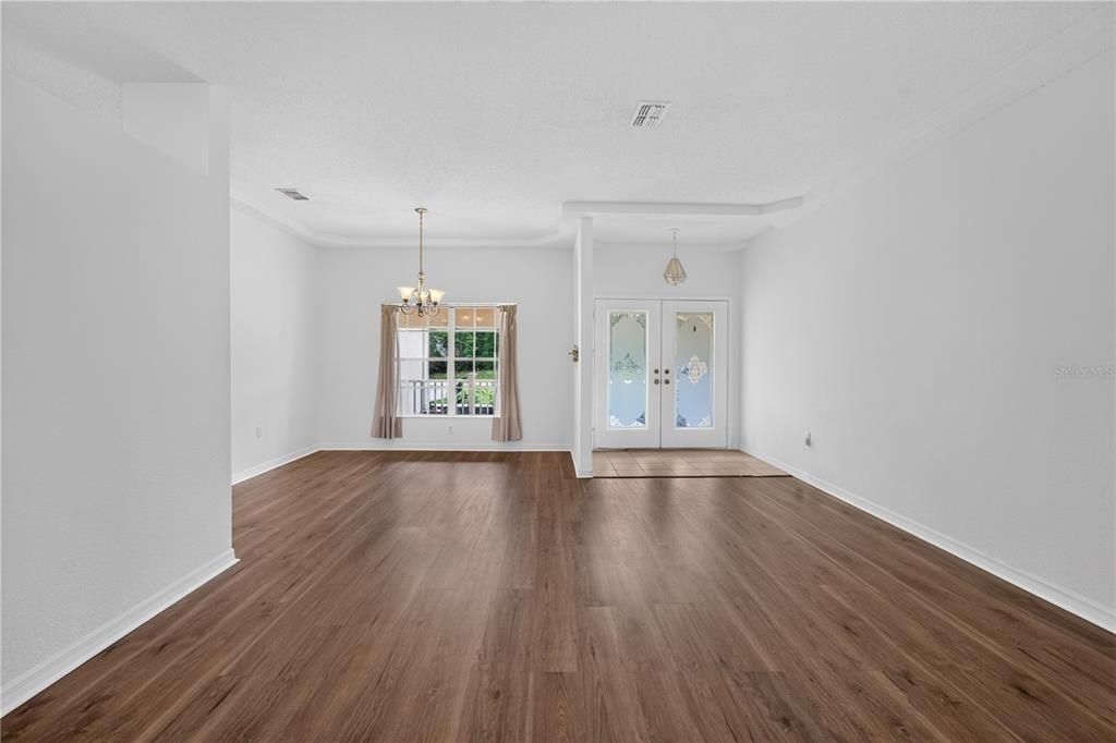 For Sale: $399,900 (3 beds, 2 baths, 1941 Square Feet)