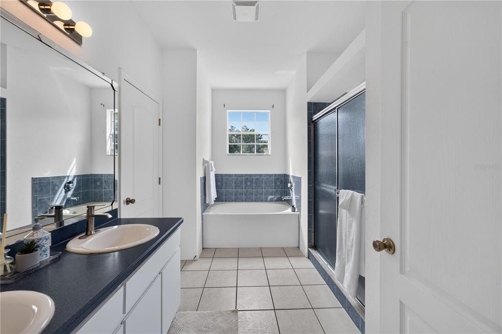 For Sale: $399,900 (3 beds, 2 baths, 1941 Square Feet)
