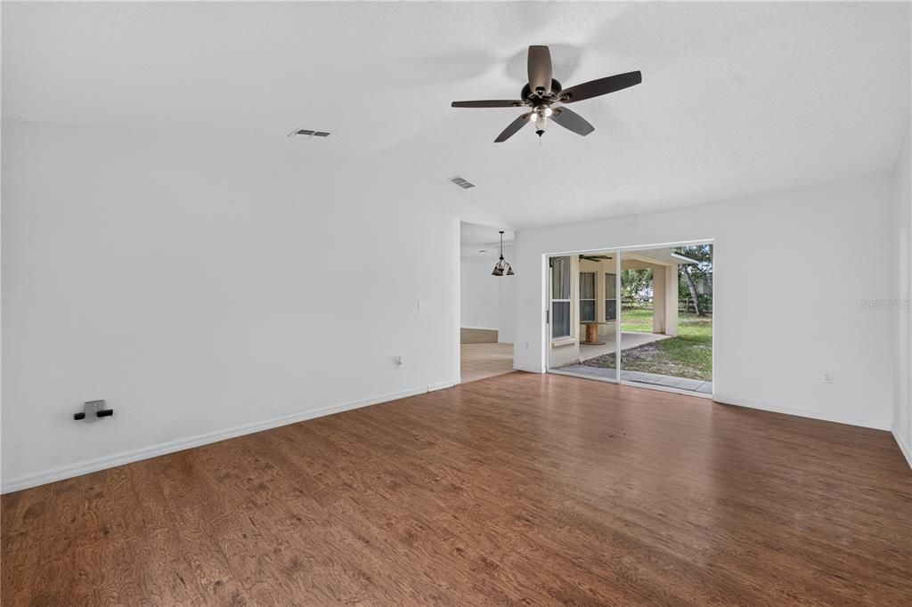 For Sale: $399,900 (3 beds, 2 baths, 1941 Square Feet)